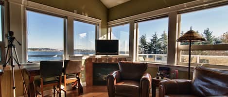 Honeymoon Suite, 1 King Bed, Fireplace, Ocean View | 1 bedroom, hypo-allergenic bedding, pillowtop beds