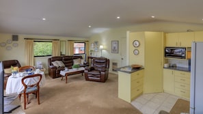Single Room, 1 Queen Bed, River View | Living room