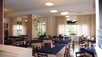 Der serveres morgenmad, frokost, aftensmad og lokale retter