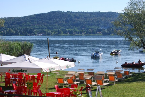 Petit déjeuner, déjeuner et dîner servis sur place, vue sur la plage