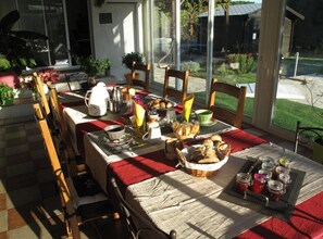 Desayuno continental (EUR 10 por persona)