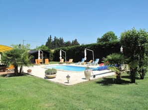 Außenpool, Sonnenschirme, Liegestühle