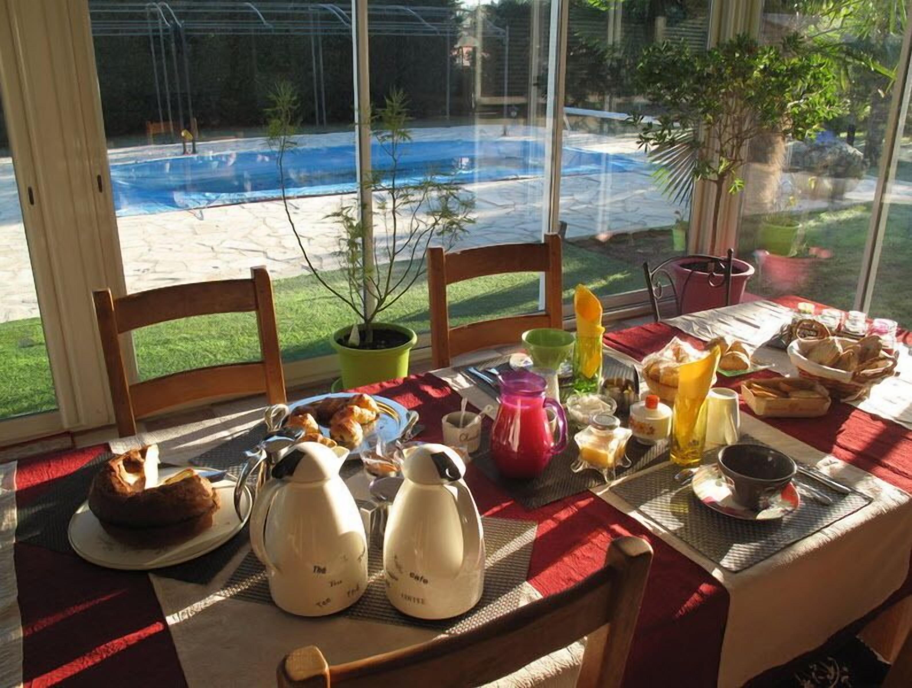 Petit déjeuner continental (10 EUR par personne)