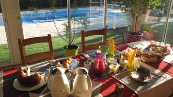 Petit déjeuner continental (10 EUR par personne)