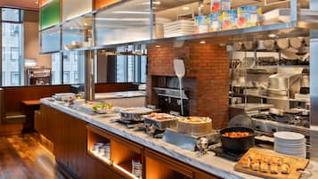 Se ofrece un desayuno bufé (2750 JPY por persona)