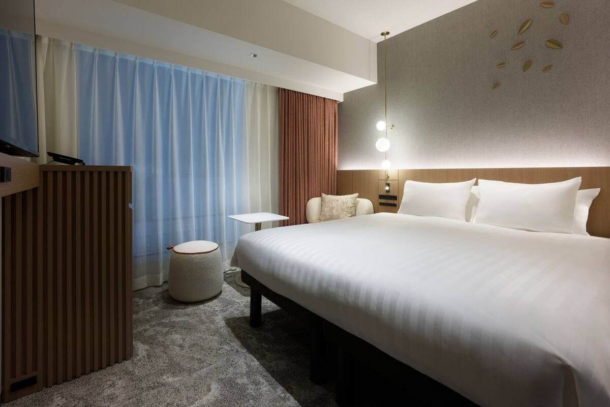 Down comforters, in-room safe, blackout drapes, WiFi (free)