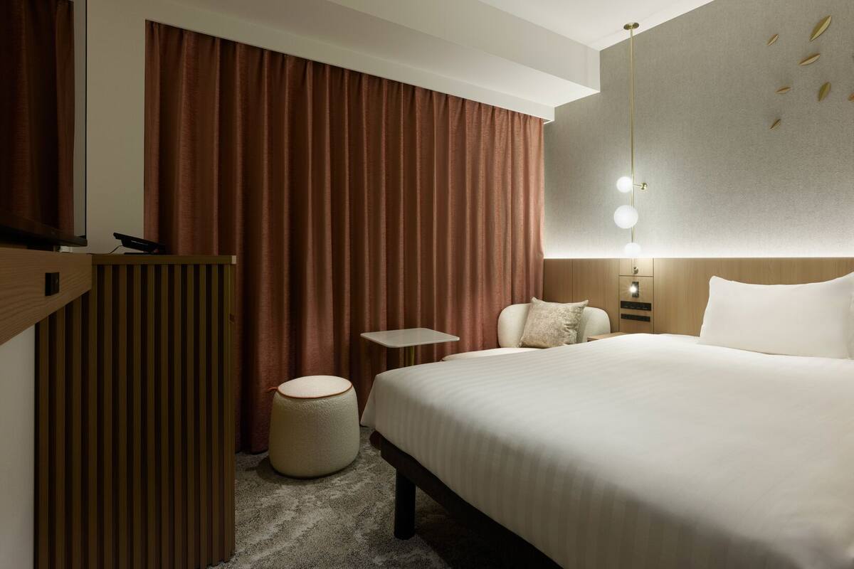 Down comforters, in-room safe, blackout drapes, WiFi (free)