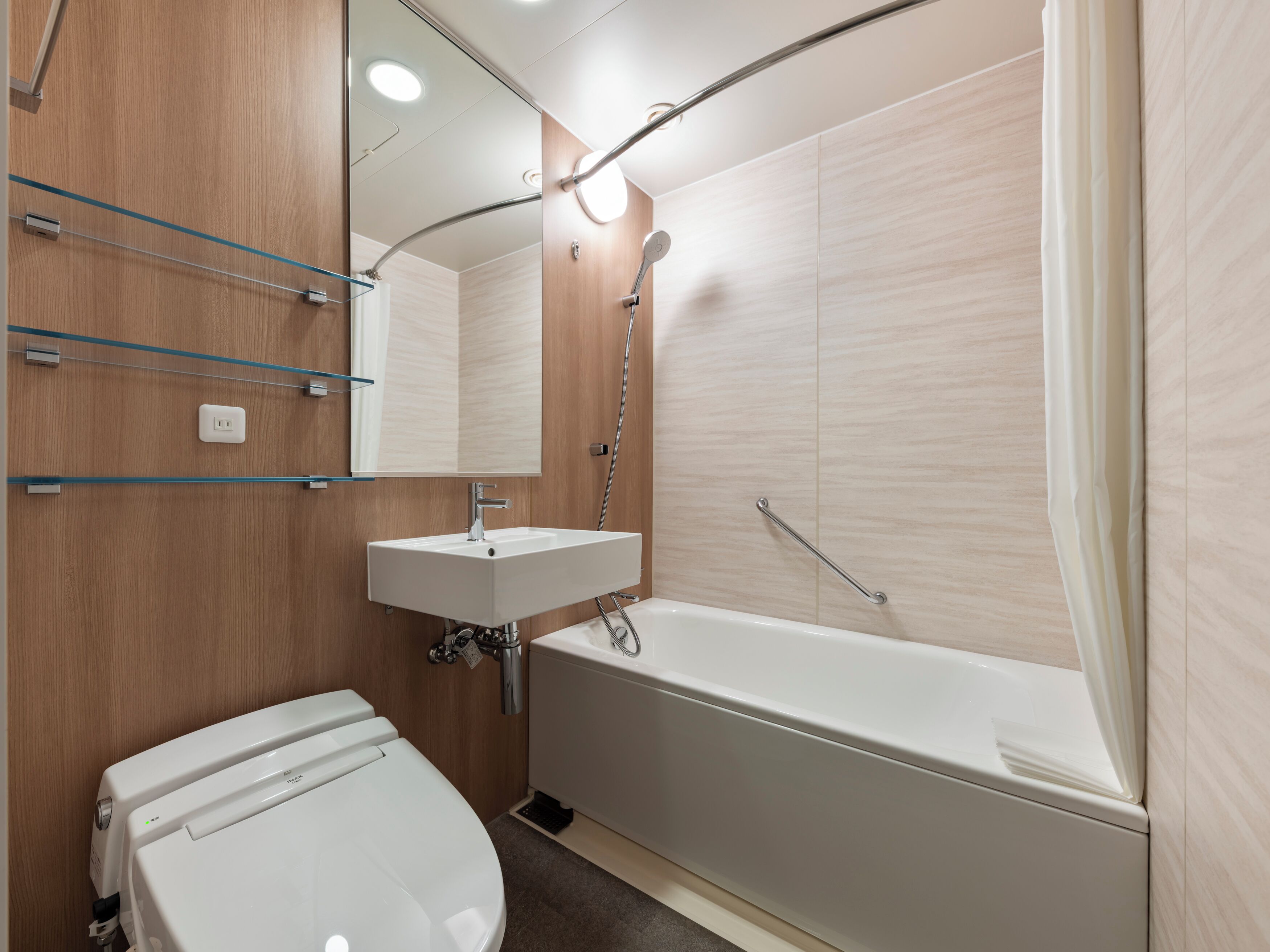 Combined shower/tub, free toiletries, hair dryer, slippers