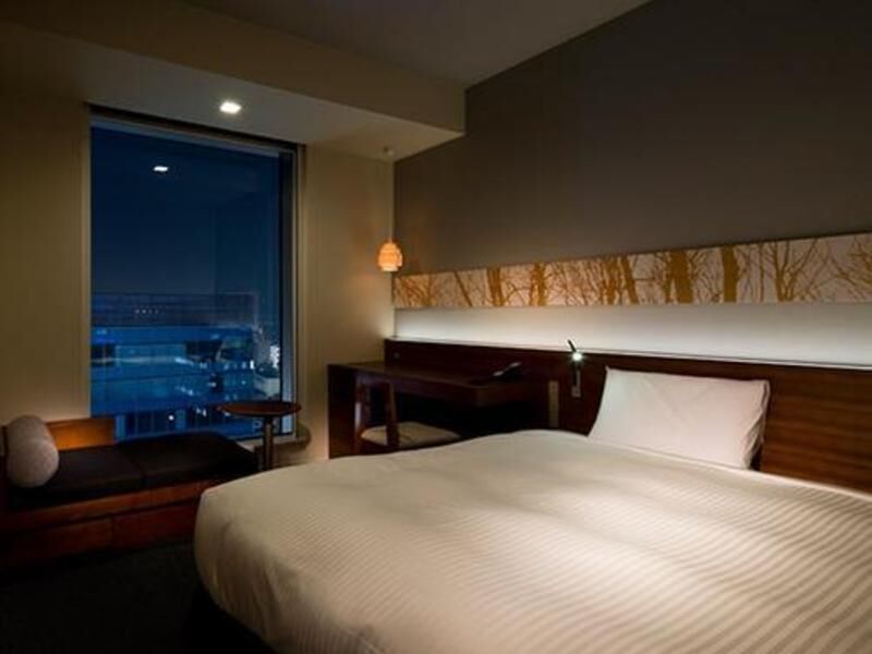Down comforters, in-room safe, blackout drapes, free WiFi