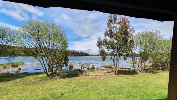 A view of a lake with trees and grassy areas. - Lake Yalleena Nature Retreat (Lake Leake)