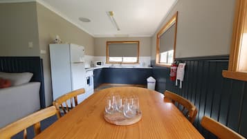 Classic Cabin, 2 Bedrooms, Lake View | Dining room