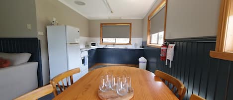 Classic Cabin, 2 Bedrooms, Lake View | Dining room