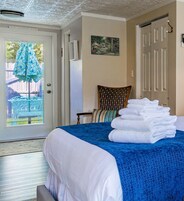 Deluxe Studio, Private Bathroom (Lily Room) | Egyptian cotton sheets, premium bedding, memory foam beds