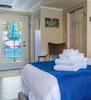 Deluxe Studio, Private Bathroom (Lily Room) | Egyptian cotton sheets, premium bedding, memory-foam beds