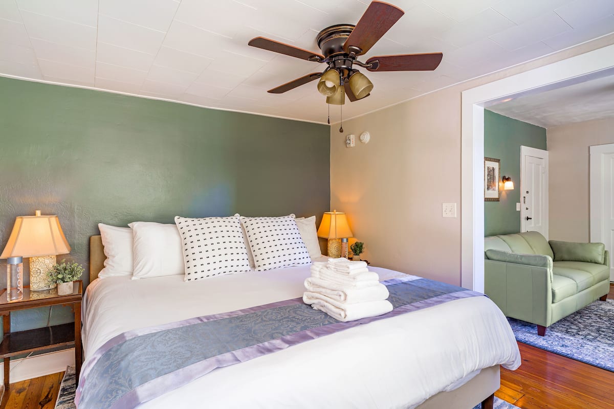 Deluxe Studio Suite, Private Bathroom (Victoria Rose Suite)