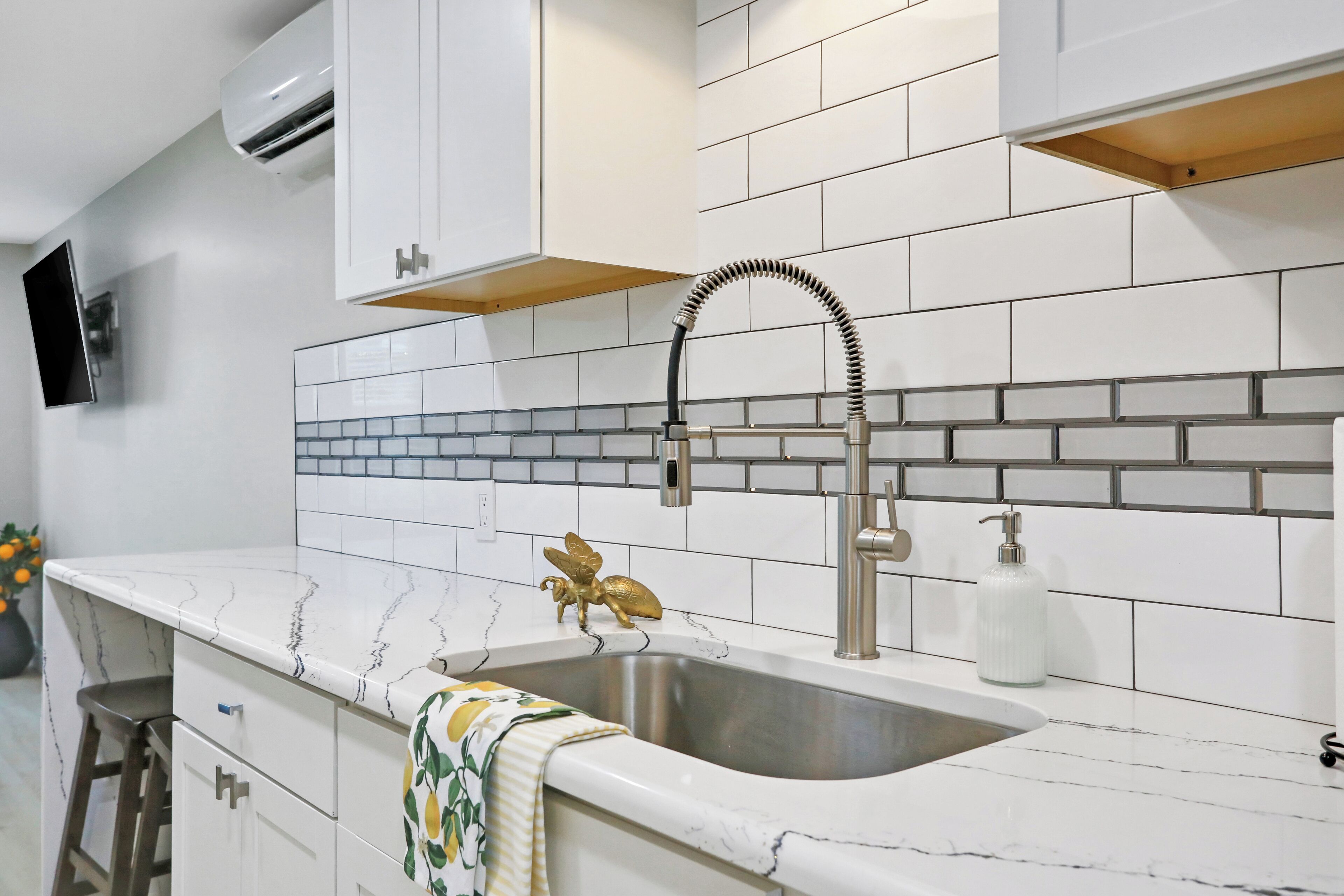 Luxury Studio Suite | Private kitchen | Coffee/tea maker, cookware/dishes/utensils, paper towels