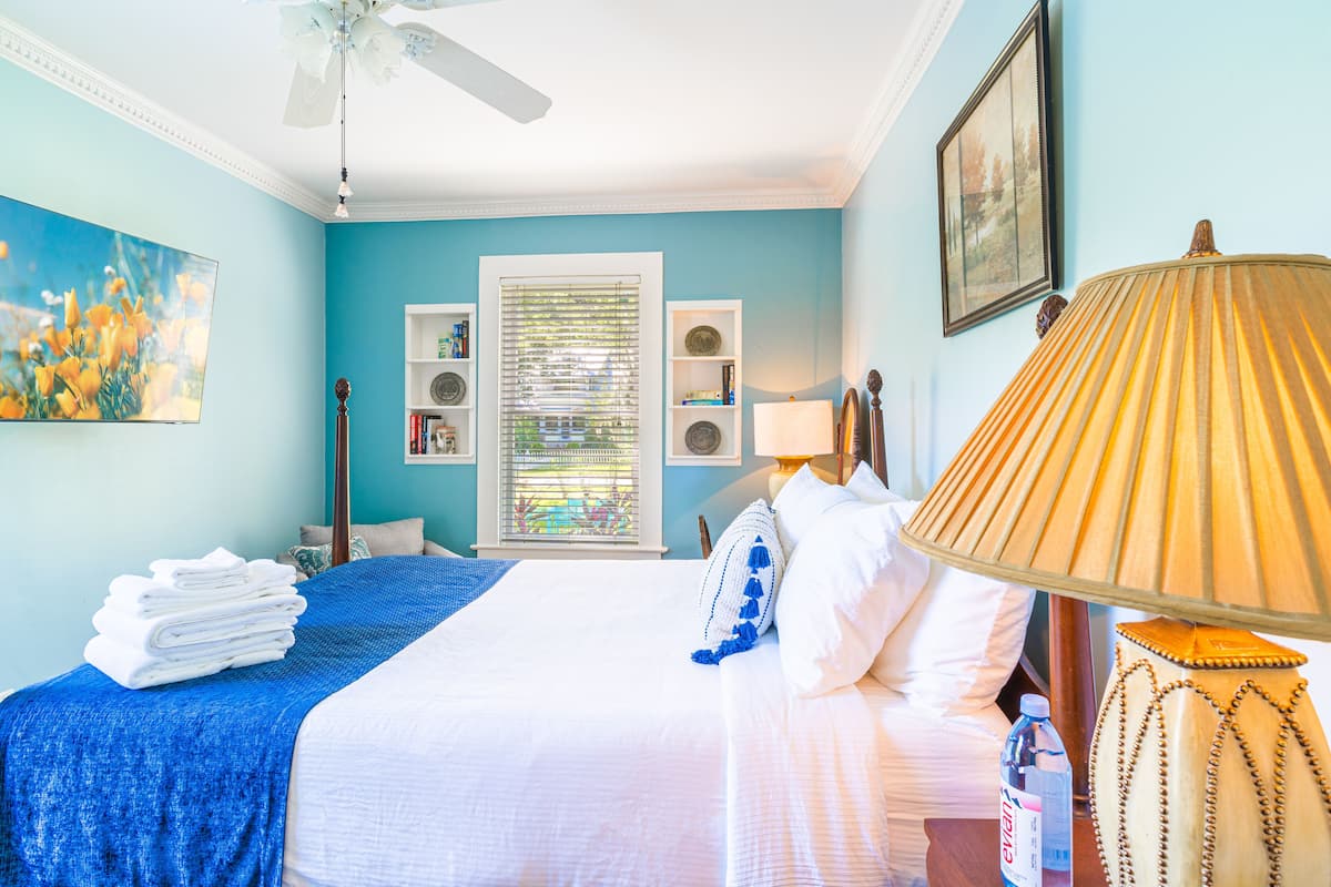 Deluxe Double Room, Private Bathroom (Bougainvillea Room)