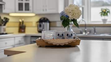 Mesin pembuat kopi/teh, peralatan masak/sendok-piring, dan tisu