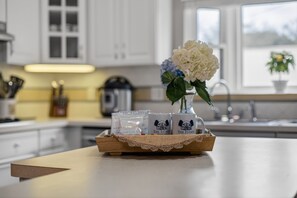 Kaffetrakter/tekoker, kjøkkenutstyr og papirhåndklær