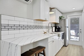 Cafetera/tetera, utensilios de cocina, servilletas de papel