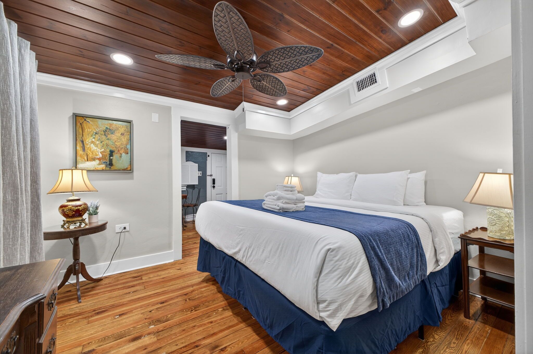 Deluxe Studio Suite, Private Bathroom (Victoria Rose Suite) | Egyptian cotton sheets, premium bedding, memory foam beds