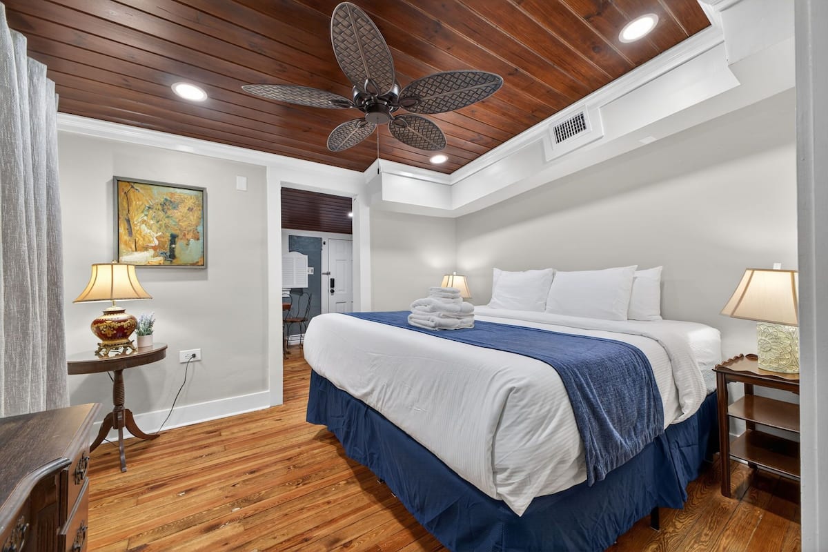 Suite estudio Deluxe, baño privado (Victoria Rose Suite) | Sábanas de algodón egipcio y ropa de cama de alta calidad