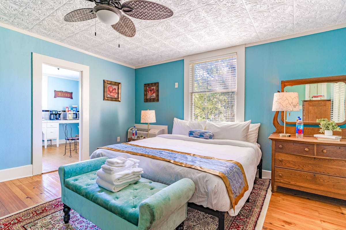 Executive Studio, Private Bathroom (Azalea Suite)