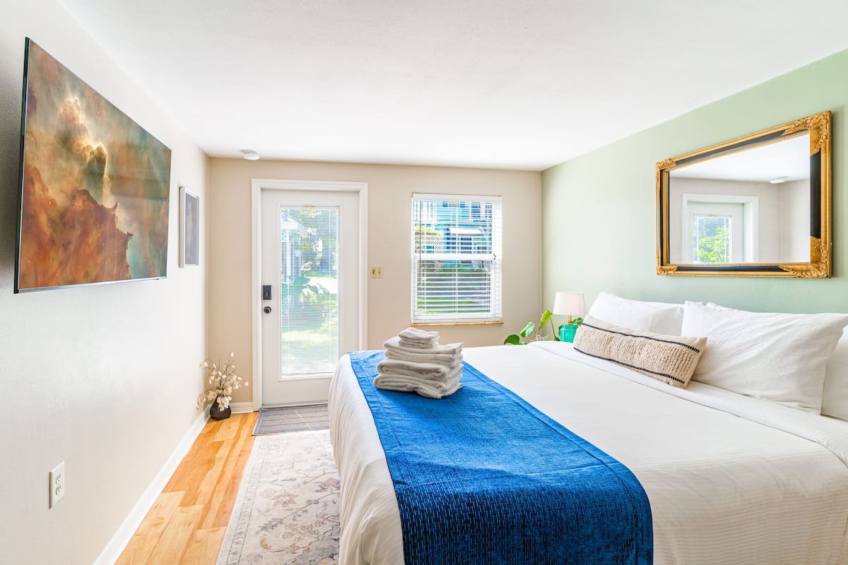 Deluxe Studio, Private Bathroom (Marigold)