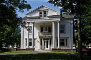 Front of property - The Queen of the Catskills B&B (Stamford)