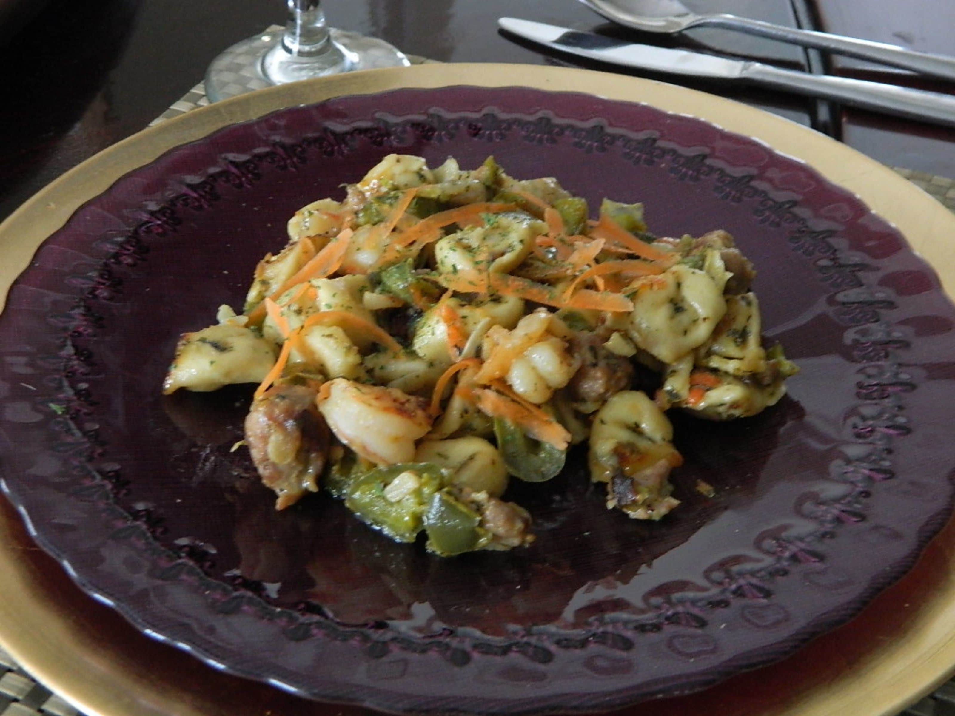 Un plato de comida con verduras y salsa oscura.