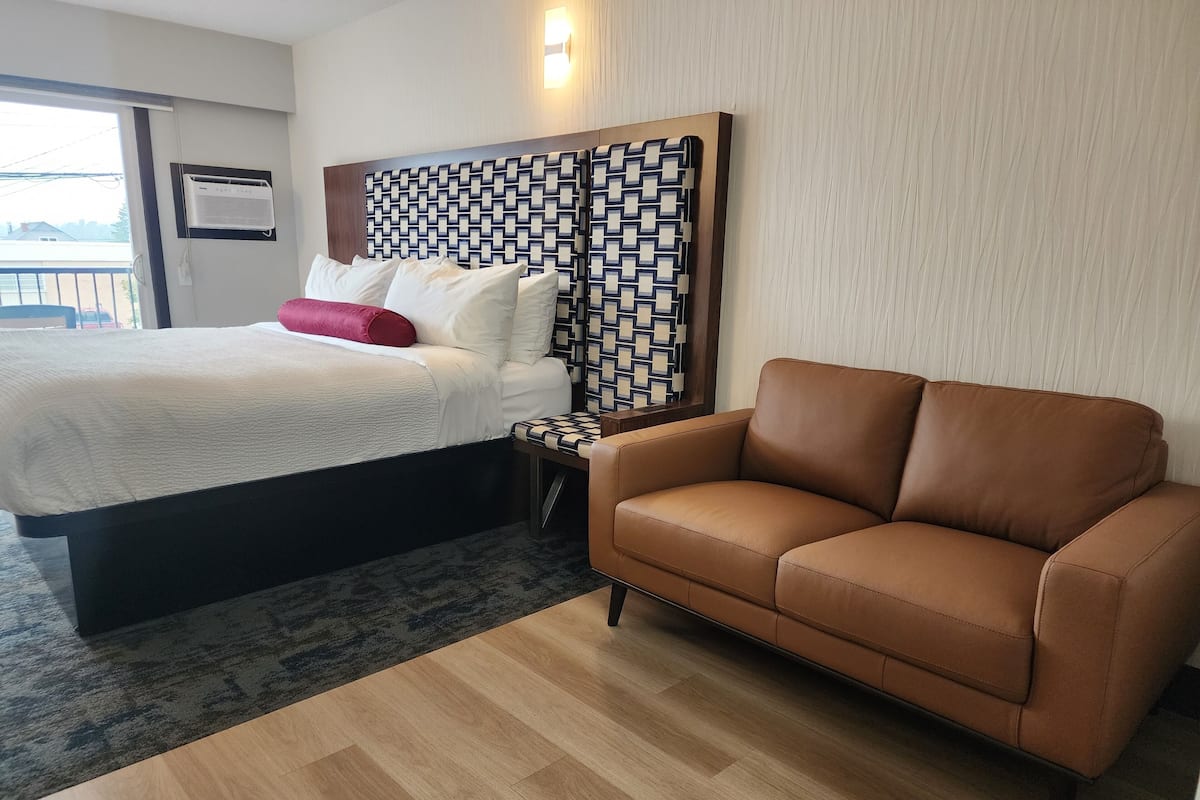 1 dormitorio, ropa de cama de alta calidad, escritorio y cortinas opacas