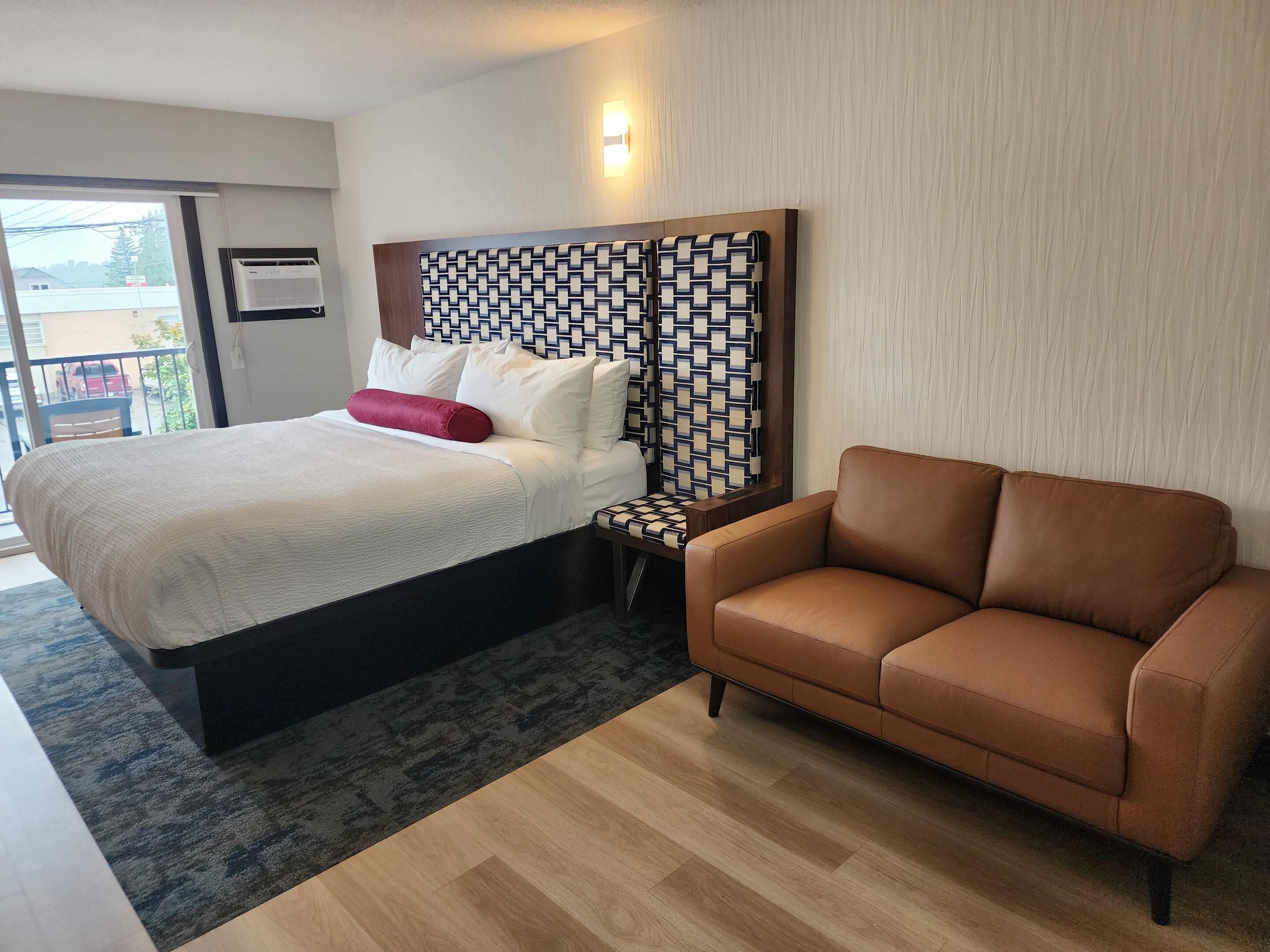 Habitación estándar, 1 cama King size, para no fumadores | Ropa de cama de alta calidad, escritorio y cortinas blackout 