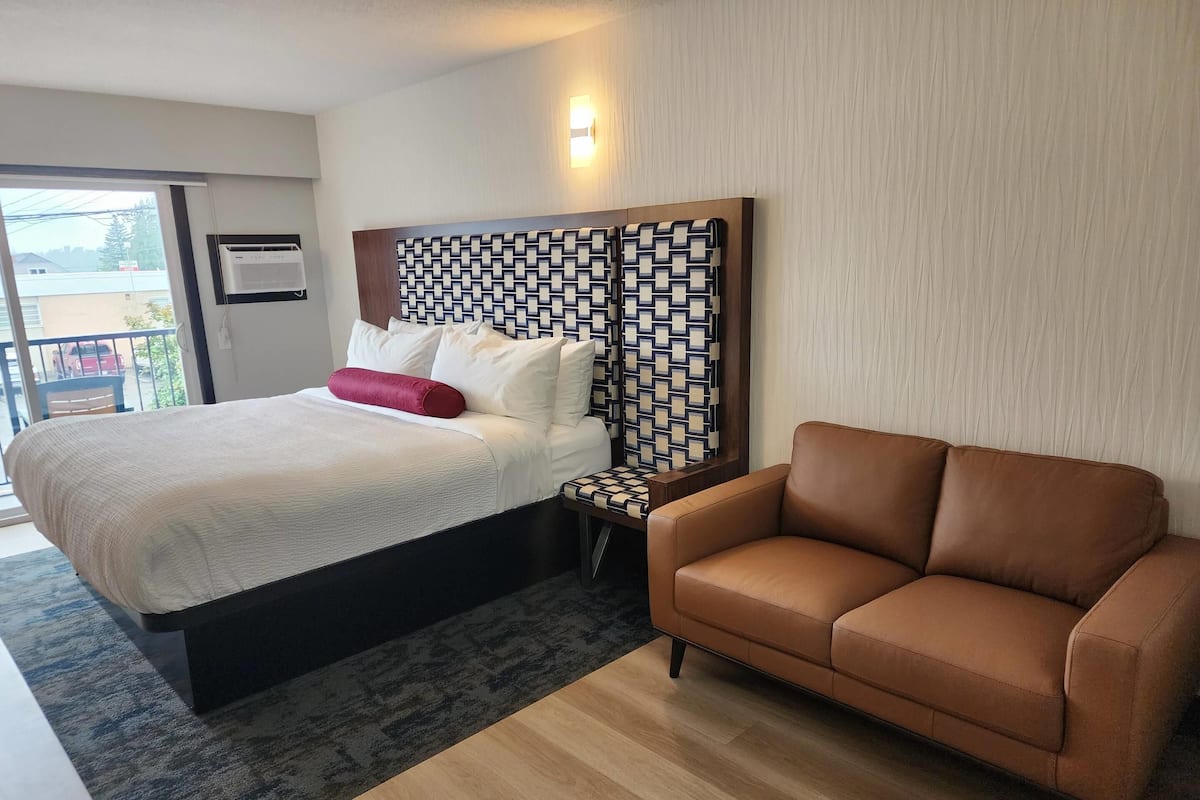 Habitación estándar, 1 cama King size, para no fumadores | Ropa de cama de alta calidad, escritorio y cortinas blackout