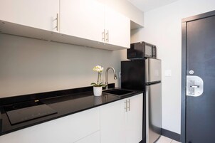 Habitación, 2 camas de matrimonio, no fumadores (Efficiency) | Ropa de cama de alta calidad, escritorio, cortinas opacas y wifi gratis