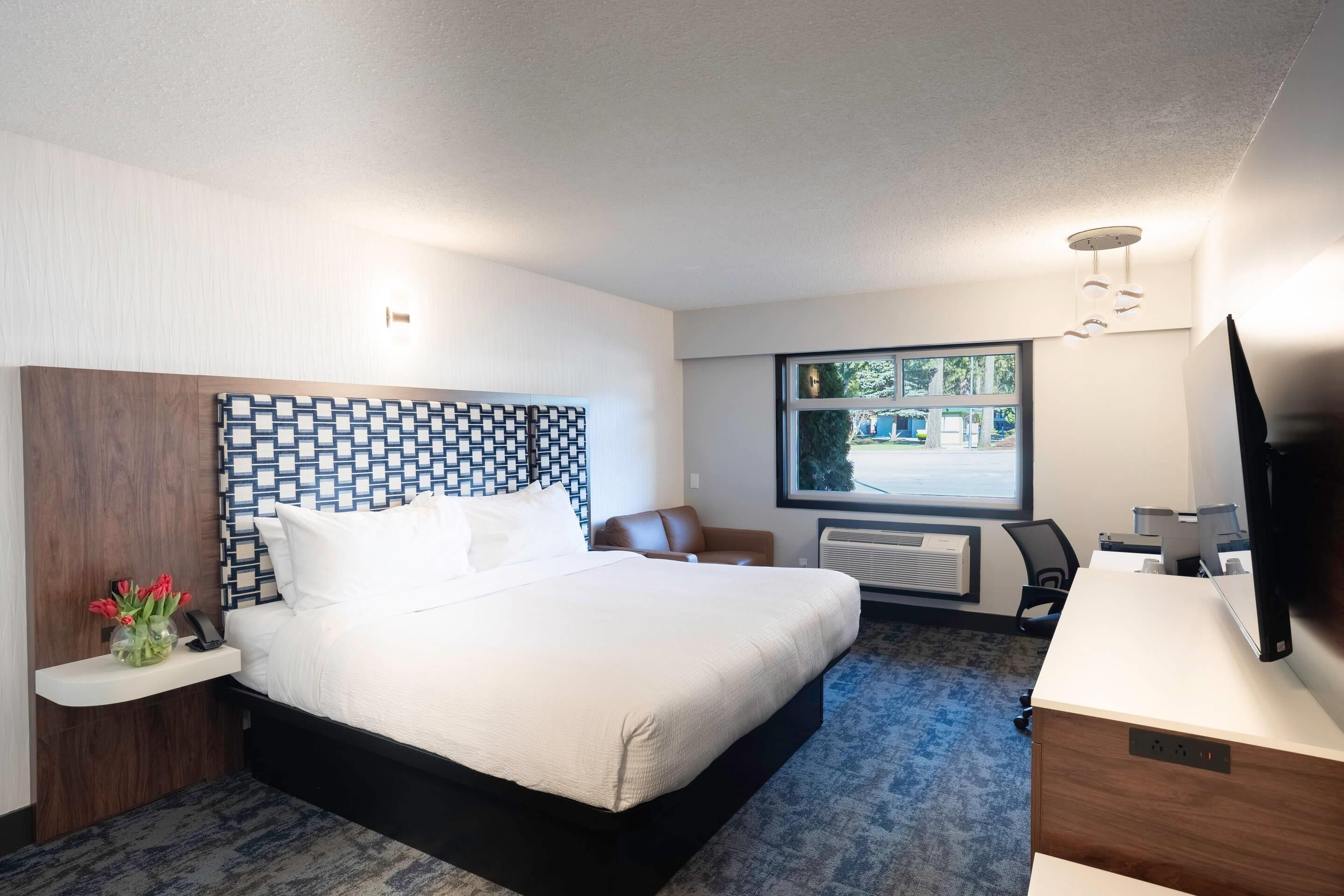 Premium bedding, desk, blackout drapes, free WiFi