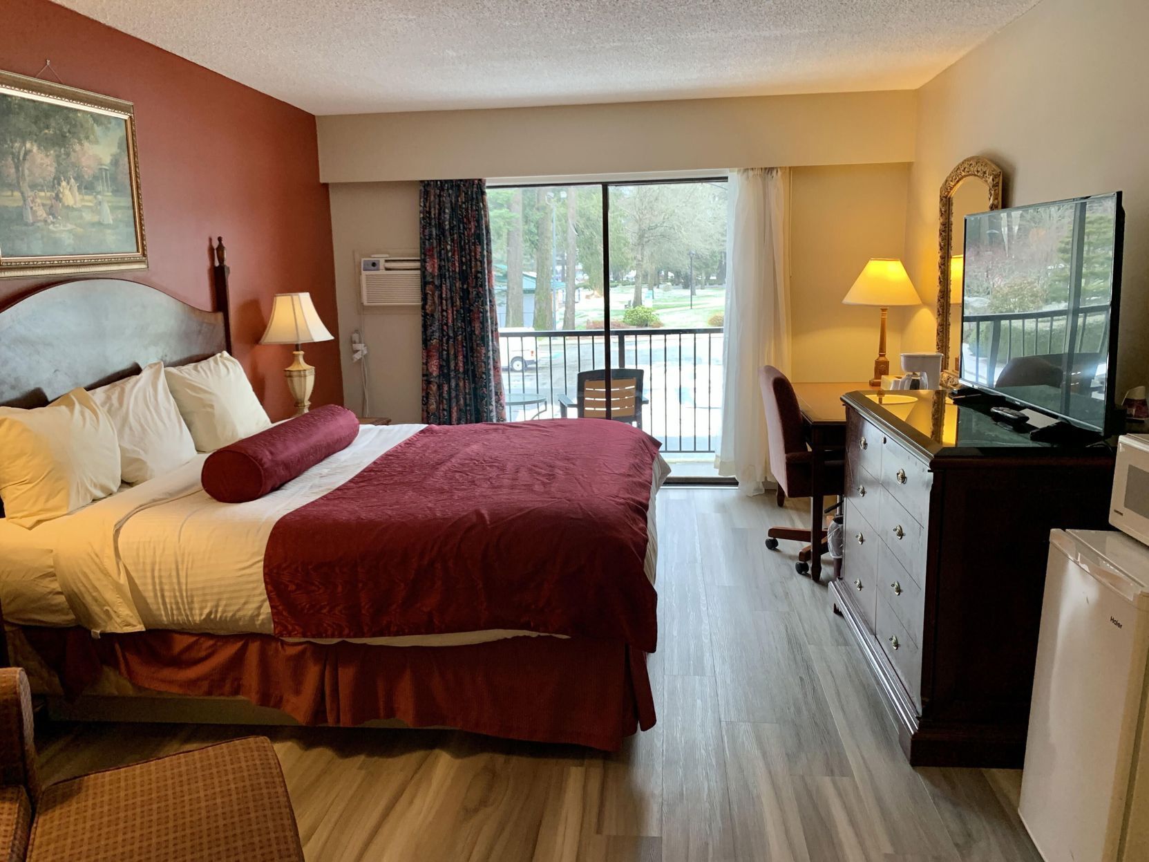 Premium bedding, desk, blackout drapes, free WiFi