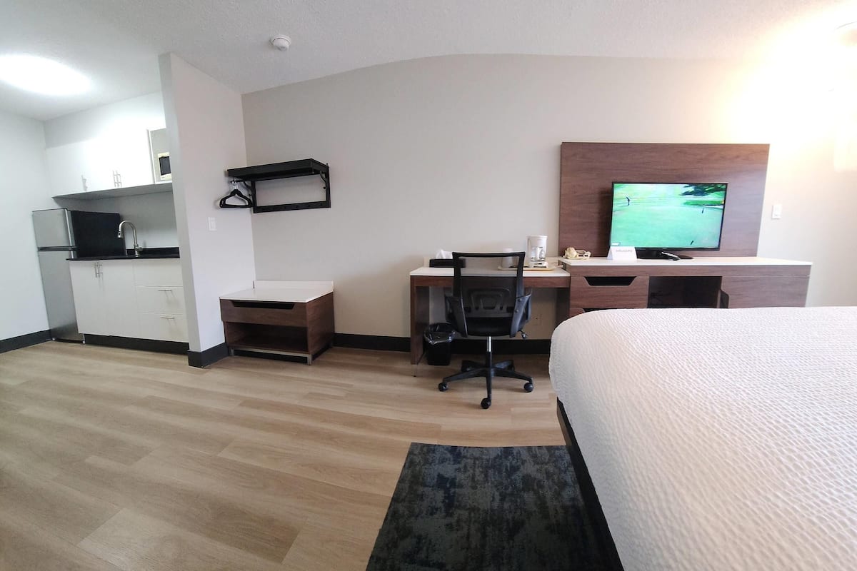 Ropa de cama de alta calidad, escritorio y cortinas blackout