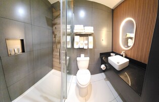 Rainfall showerhead, free toiletries, hair dryer, towels