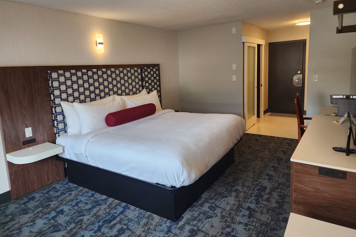 1 bedroom, premium bedding, desk, blackout curtains
