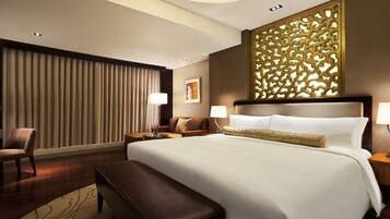 Executive Suite, 1 King Bed, Club Lounge Access, City View (Executive Suite) | Hypo-allergenic bedding, free minibar, in-room safe, desk