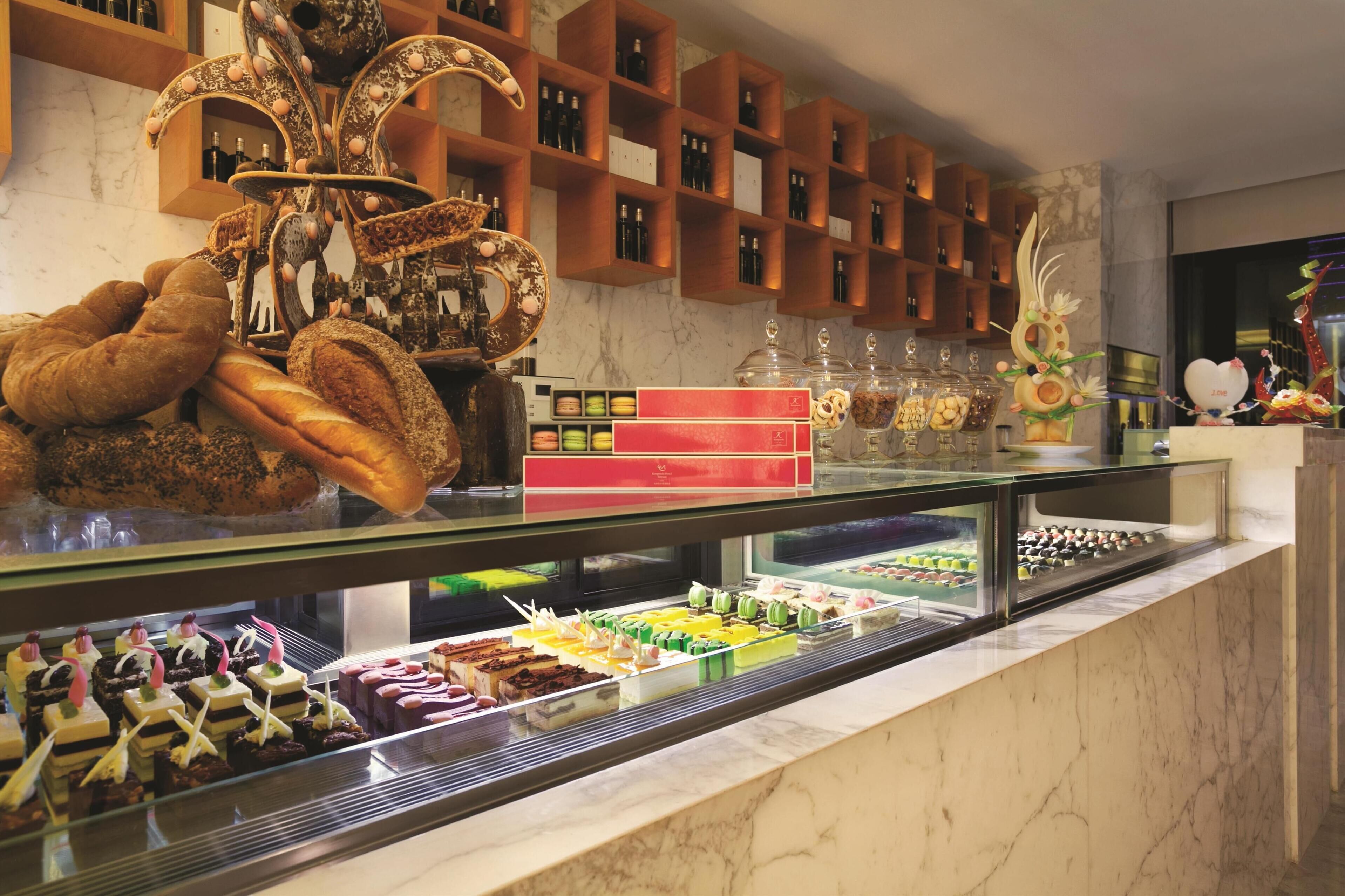 Una vitrina de pastelería con diversos pasteles y postres.