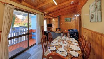 Deluxe Cottage, 2 Bedrooms | In-room dining
