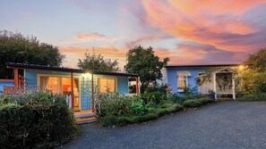 Fassade der Unterkunft – Abend/Nacht