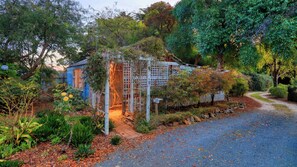 Fachada da propriedade à noite