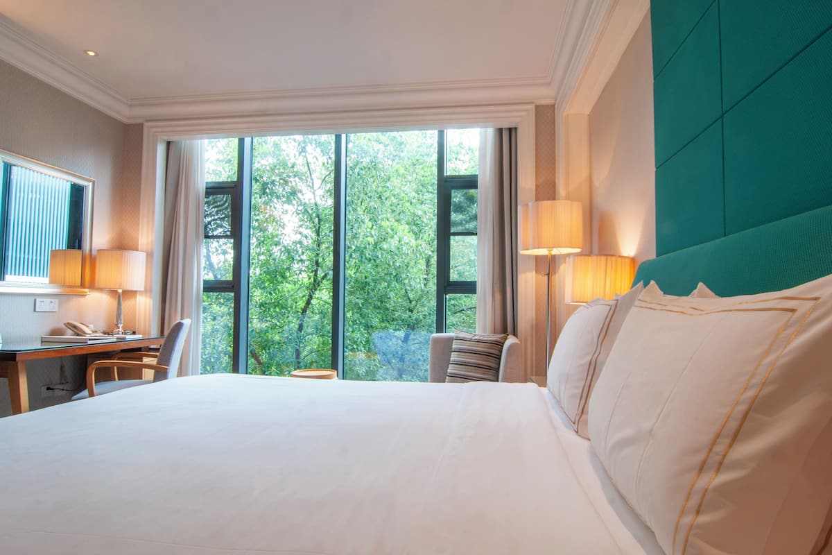 superior room, 1 queen bed | premium bedding, minibar, in-room safe, desk