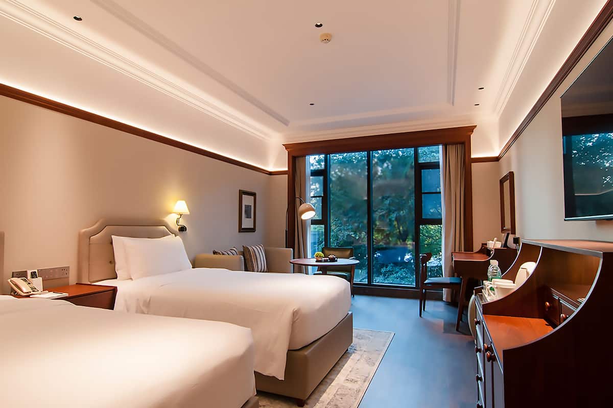 Business Twin kamer | Luxe beddengoed, een minibar, een kluis op de kamer, een bureau