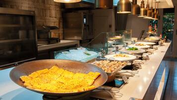 Café da manhã com buffet todos os dias mediante uma taxa
