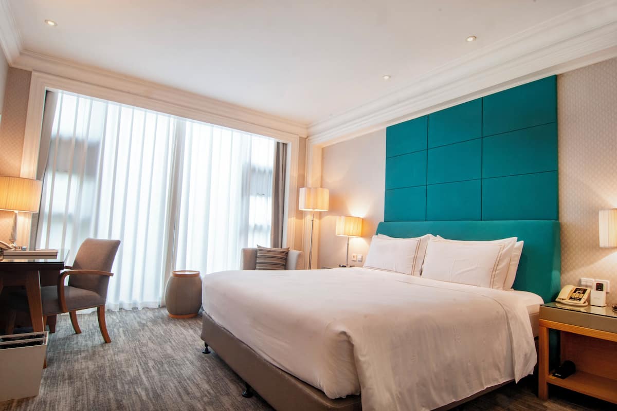 Superior kamer, 1 queensize bed | Luxe beddengoed, een minibar, een kluis op de kamer, een bureau