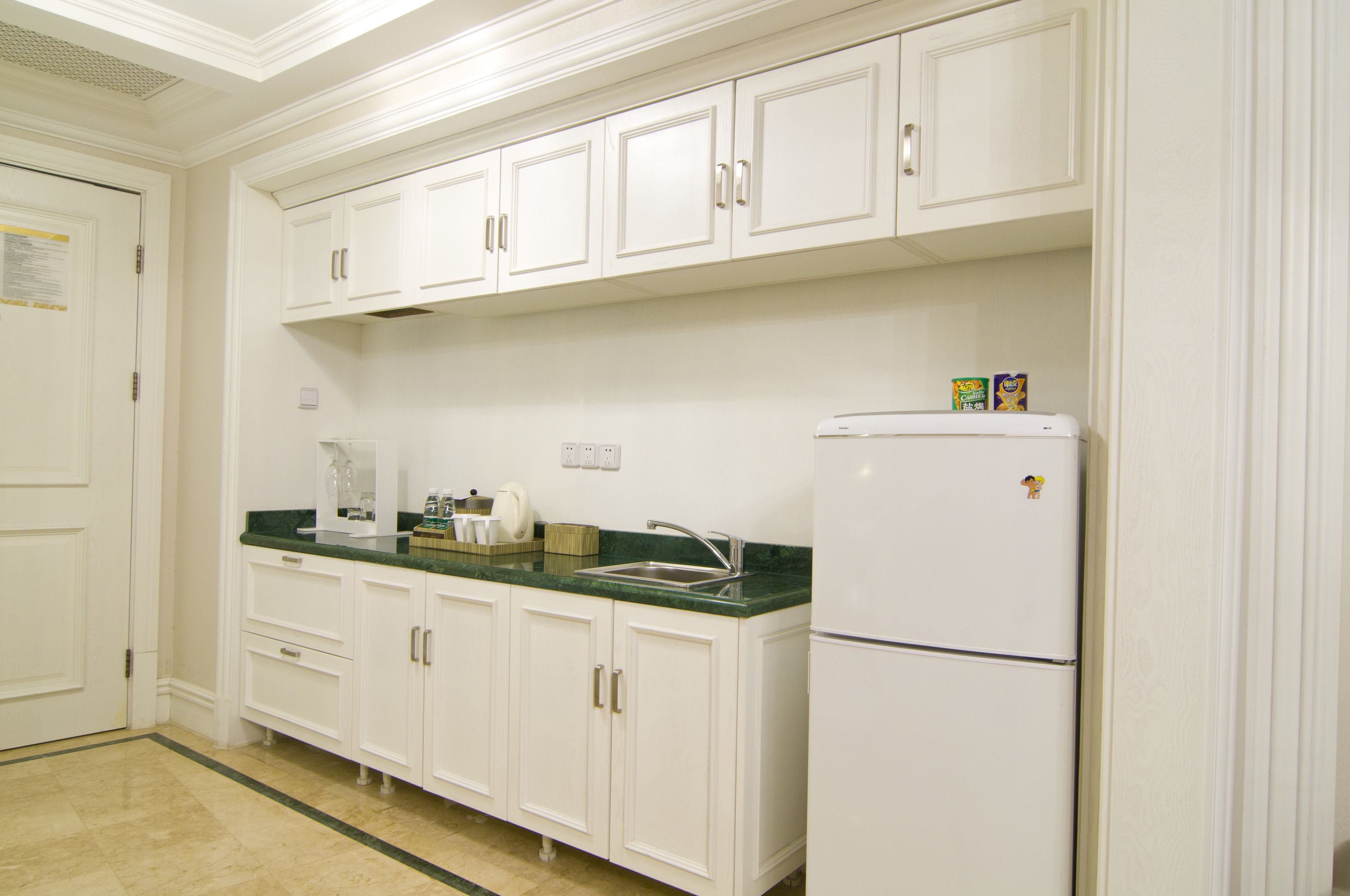 deluxe suite | private kitchenette | fridge, coffee/tea maker