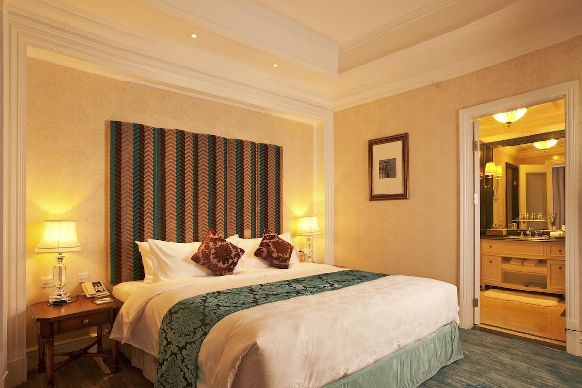 Superior suite | Luxe beddengoed, een minibar, een kluis op de kamer, een bureau